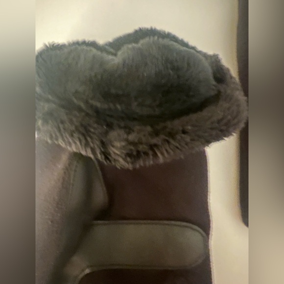 ISOTONER WOMEN’S STRETCH FLEECE GLOVES W/MICROLUXE LINING  SIZE SMALL. BLACK - Picture 6 of 11